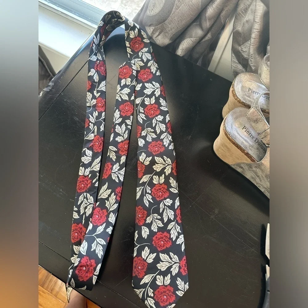 Hisdern Black and Red Rose Floral Tie
